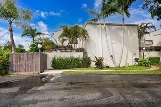 4732 SW 67th Ave in Miami, FL - Building Photo - Building Photo