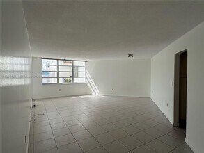 2750 NE 183rd St in Aventura, FL - Building Photo - Building Photo