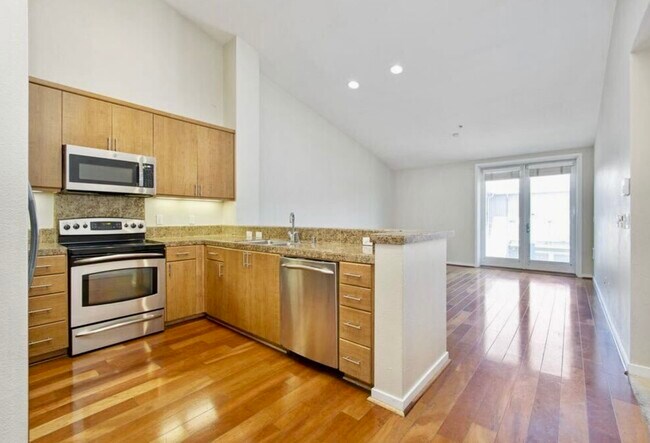 3090 Glascock St, Unit 204 in Oakland, CA - Building Photo - Building Photo