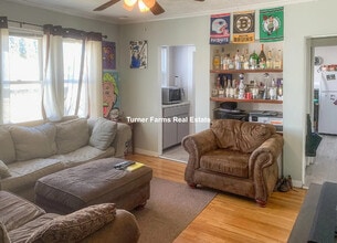 58 Buzzells Ln, Unit 1 in Medford, MA - Foto de edificio - Building Photo