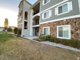 1823 N Crest Rd in Saratoga Springs, UT - Building Photo