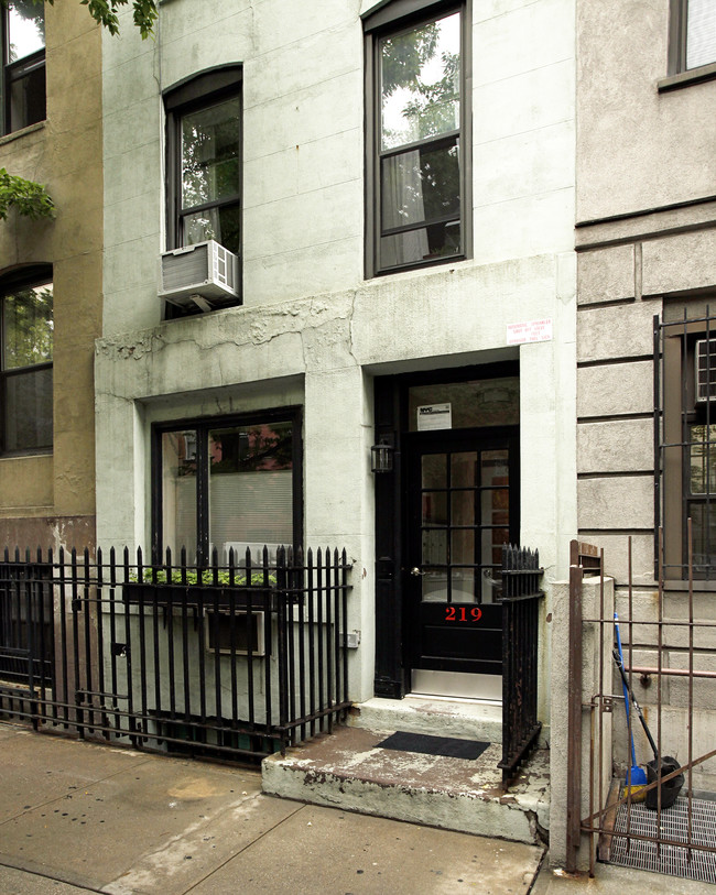 219 E 30th St in New York, NY - Building Photo - Building Photo