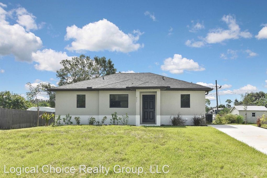 971 Roseway Terrace NW in Port Charlotte, FL - Building Photo