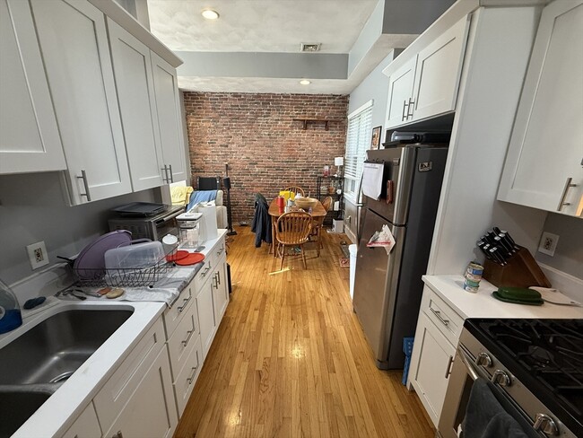 146 W Fourth St in Boston, MA - Building Photo - Building Photo