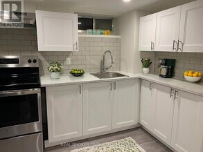 12 Villa Rd in Toronto, ON - Building Photo - Building Photo