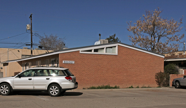 301 Palomas Dr NE in Albuquerque, NM - Foto de edificio - Building Photo