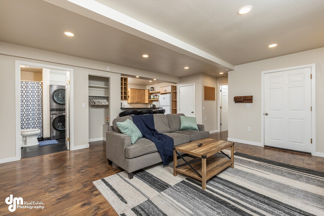 684 Cedar St, Unit B in Anchorage, AK - Foto de edificio