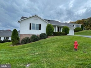 73 Garden Dr in Berkeley Springs, WV - Building Photo - Building Photo
