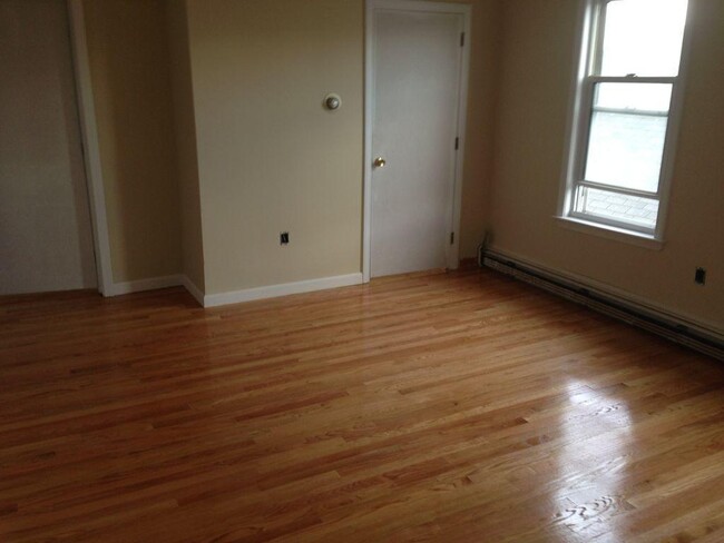 18 Rossmore St, Unit 2 in Somerville, MA - Building Photo - Building Photo