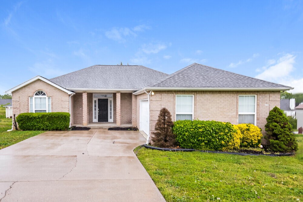 817 Carmen Way in La Vergne, TN - Building Photo