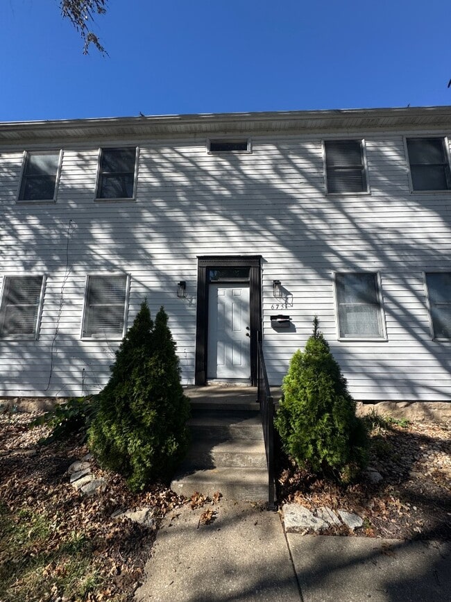property at 675 N Chestnut St