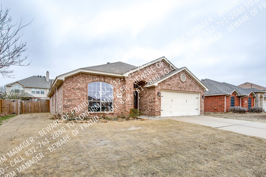 905 Chestnut Ave in Burleson, TX - Foto de edificio