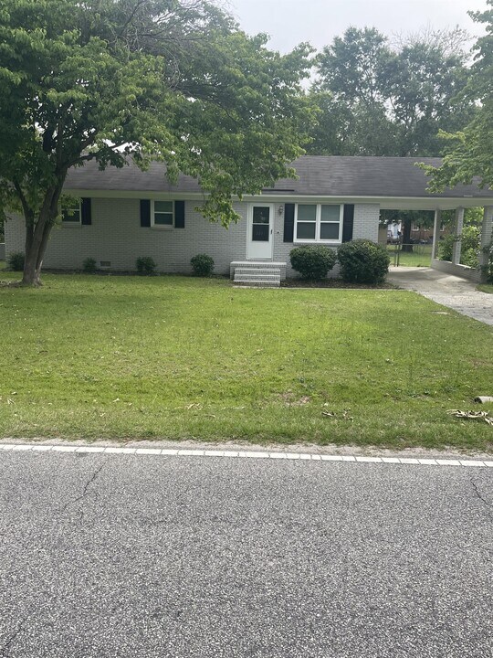 2211 3rd Loop Rd in Florence, SC - Building Photo