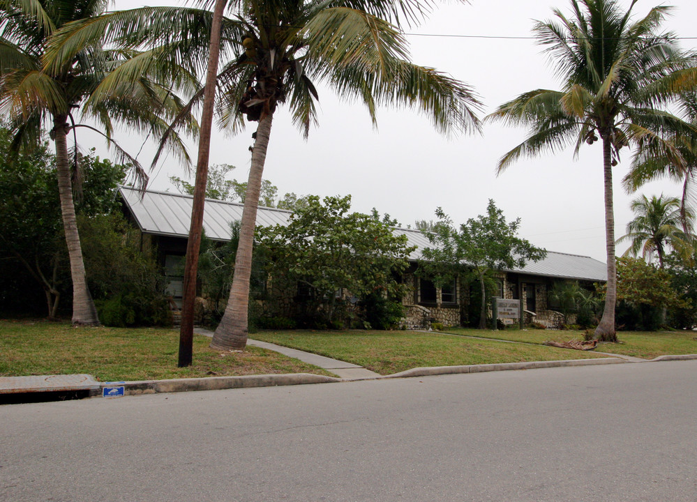 551 Broadway St in Longboat Key, FL - Foto de edificio