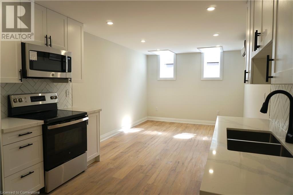 588 Barton St E in Hamilton, ON - Building Photo