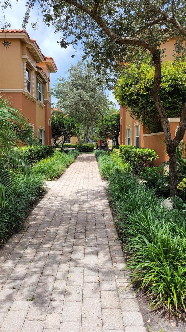 5010 S Harbor Isles Dr in Fort Lauderdale, FL - Building Photo - Building Photo