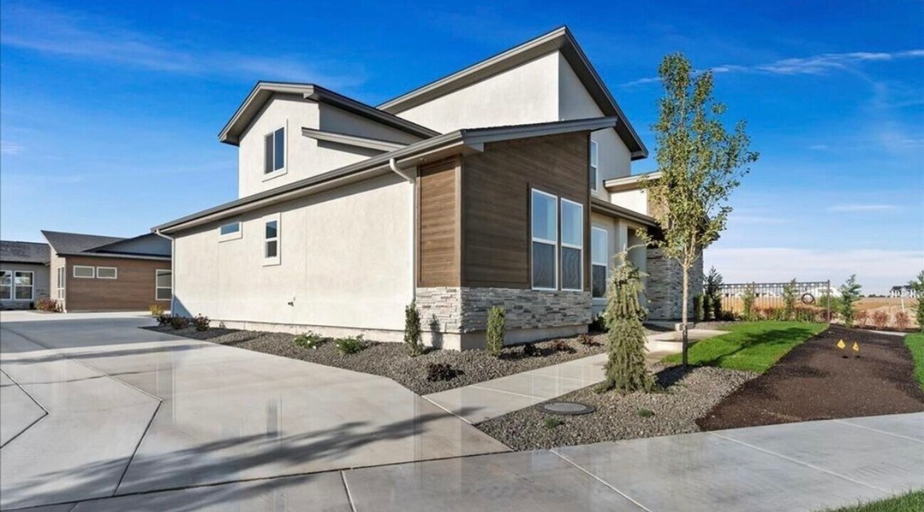 8389 W Shams Ln in Eagle, ID - Building Photo