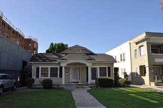 326-330 W Wilson Ave in Glendale, CA - Foto de edificio - Building Photo