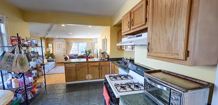 2572 Massachusetts Ave, Unit 2 in Cambridge, MA - Building Photo - Building Photo