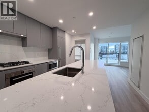 7977 Lansdowne Rd in Richmond, BC - Building Photo - Building Photo