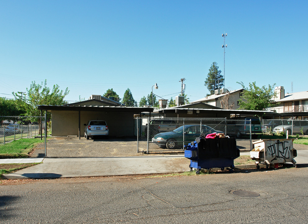 2622 W Andrews Ave in Fresno, CA - Building Photo