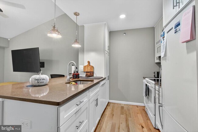 3307 Wyndham Cir in Alexandria, VA - Foto de edificio - Building Photo