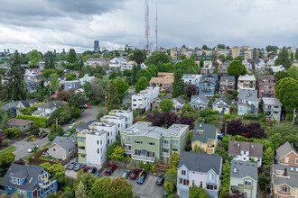 Plum Court in Seattle, WA - Foto de edificio - Building Photo