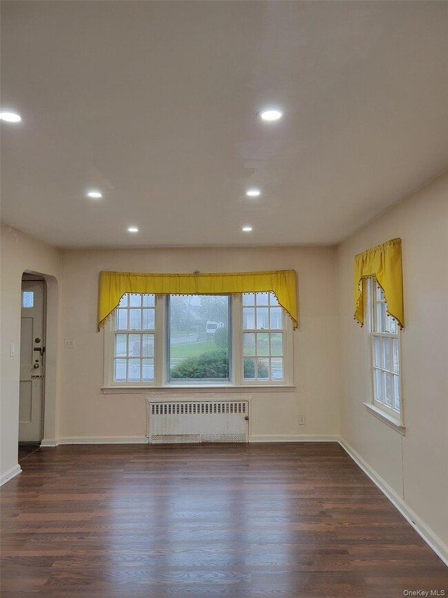 228 East Ave in Valley Stream, NY - Building Photo - Building Photo