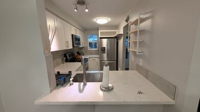 9612 NE 121st Ln in Kirkland, WA - Building Photo - Building Photo