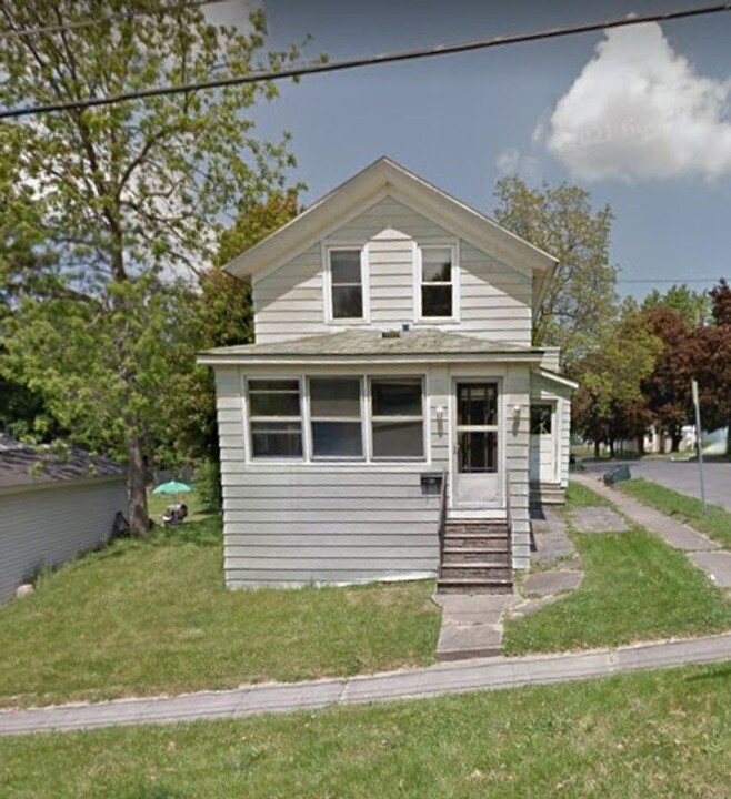 141 W Van Buren St in Oswego, NY - Building Photo