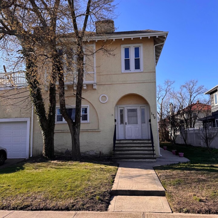170 E Olive St in Long Beach, NY - Building Photo