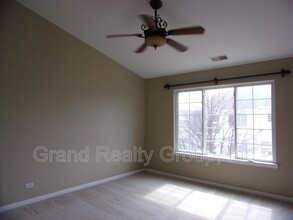 652 S Rosehall Ln in Round Lake, IL - Building Photo - Building Photo