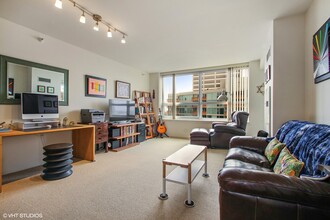 807 Davis St in Evanston, IL - Building Photo - Building Photo
