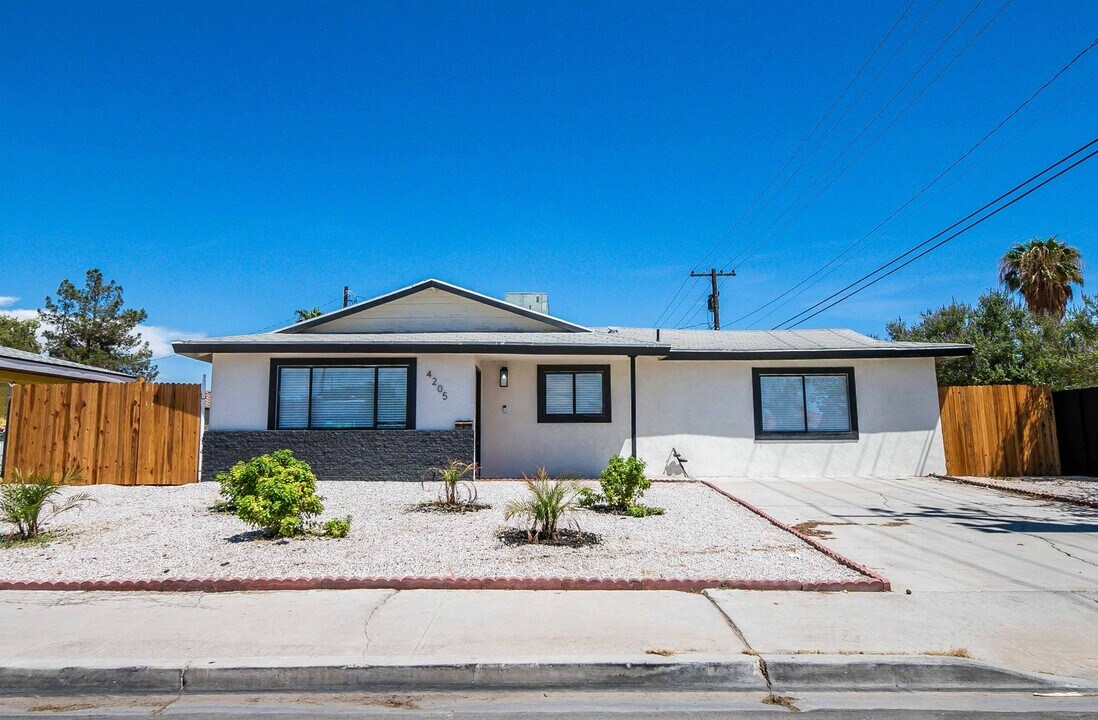 4205 Sunrise Ave in Las Vegas, NV - Building Photo