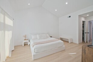 20645 Roscoe Blvd, Unit E in Winnetka, CA - Building Photo