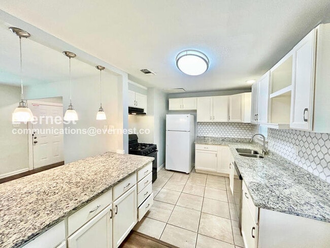 10425 Ferguson Rd in Dallas, TX - Building Photo - Building Photo