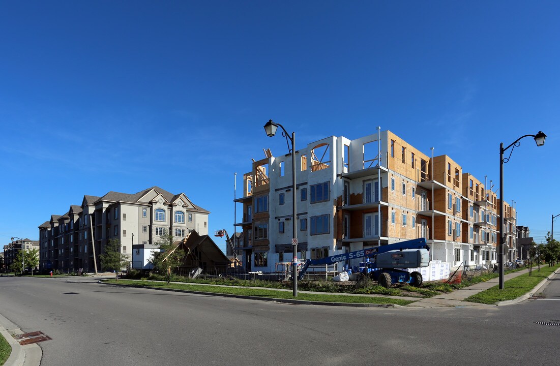 The Courtyards on Main in Milton, ON - Building Photo