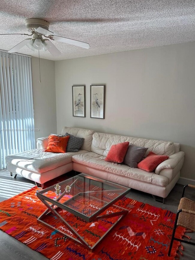 19901 E Country Club Dr in Aventura, FL - Foto de edificio - Building Photo