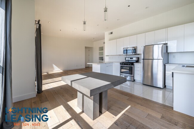 8811 Burton Way in West Hollywood, CA - Building Photo - Building Photo