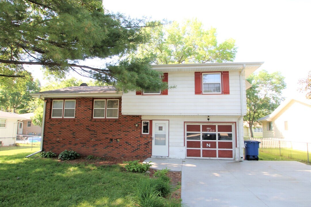8707 Seward St in Omaha, NE - Building Photo