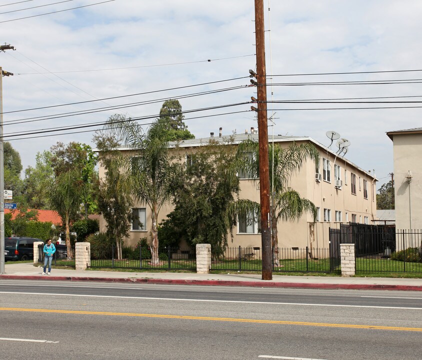 17055 Vanowen St in Van Nuys, CA - Building Photo