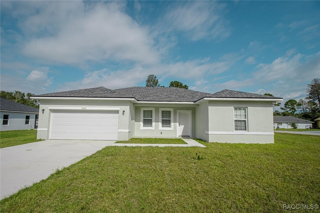 10923 N Robert Dean Way in Citrus Springs, FL - Building Photo