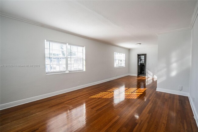 330 84th St in Miami Beach, FL - Foto de edificio - Building Photo