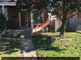 7851 St Fabian Ln in Dundalk, MD - Building Photo