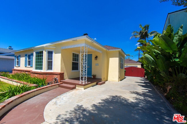 6353 W 82nd St in Los Angeles, CA - Building Photo - Building Photo