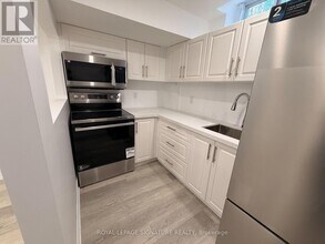 2129 Glenfield Rd in Oakville, ON - Building Photo - Building Photo