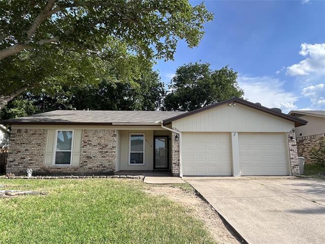 6416 Stardust Dr S in Watauga, TX - Building Photo