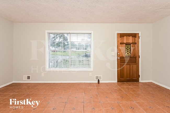 3327 Creekwood Dr in Rex, GA - Foto de edificio - Building Photo