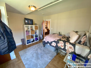 42 Shepard St, Unit 1 in Boston, MA - Foto de edificio - Building Photo