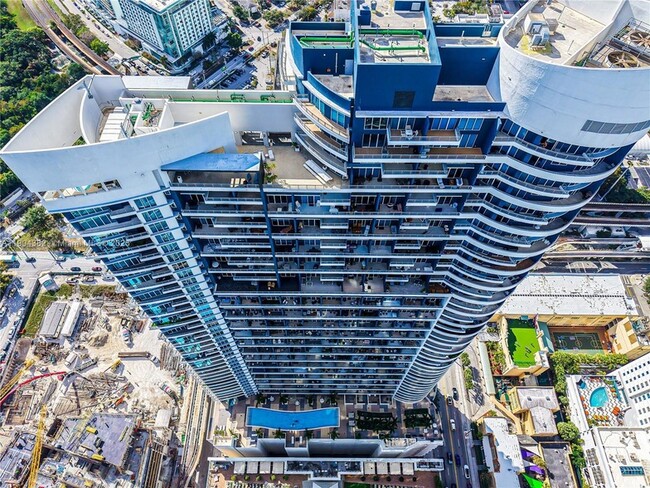 60 SW 13th St, Unit 1612 in Miami, FL - Foto de edificio - Building Photo